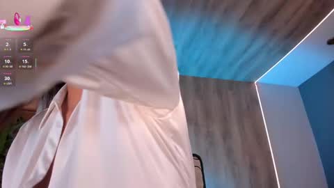 Snapshot of sofiareyesx1 chatting on 03-06-25, 12:43 Sofia Reyes online show from 03-06-25, 12:43