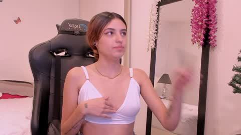 Snapshot of sofiarouge_ chatting on 12-11-24, 08:07 Sofia  Help me reach 5K followers  online show from 12-11-24, 08:07