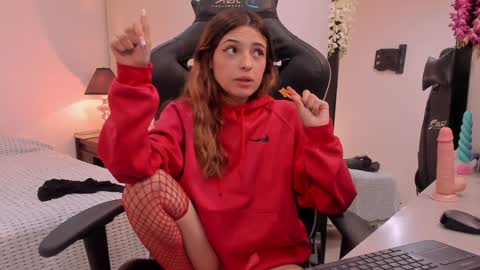 Snapshot of sofiarouge_ chatting on 01-28-25, 11:28 Sofia  Help me reach 5K followers  online show from 01-28-25, 11:28