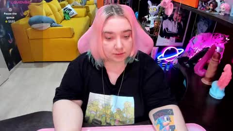 Snapshot of softie_sofy chatting on 05-28-26, 01:47 Sofie online show from 05-28-26, 01:47