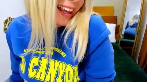 Snapshot of softpleasurex1 chatting on 02-17-25, 10:18 Softpleasurex online show from 02-17-25, 10:18