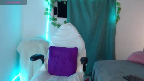 Snapshot of sommerray_99 chatting on 12-16-24, 03:30 sommer Ray online show from 12-16-24, 03:30