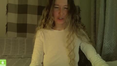 Snapshot of song_to_the_siren chatting on 01-10-25, 07:32 Mary online show from 01-10-25, 07:32