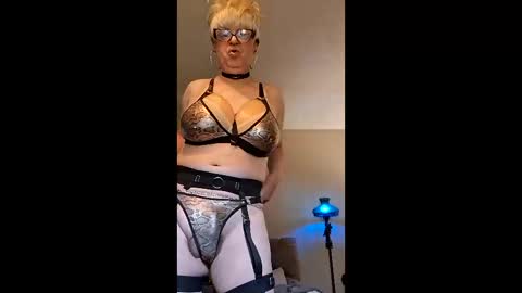 Snapshot of sonjastunning chatting on 06-08-26, 02:17 Silicone Sonja. online show from 06-08-26, 02:17