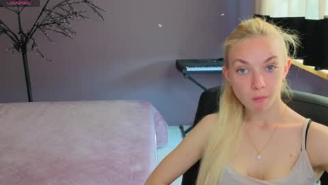 Snapshot of sonnysofia chatting on 05-18-26, 05:46 Sonya online show from 05-18-26, 05:46