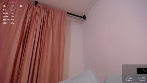 Snapshot of sophia_bones chatting on 01-06-25, 03:20 SophiI online show from 01-06-25, 03:20