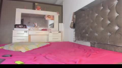 sophia_horny19 online show from 12-18-25, 11:00