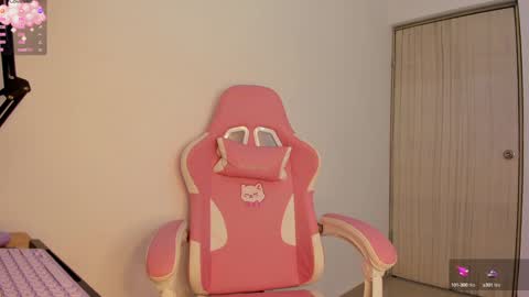 Snapshot of sophia_walkett chatting on 01-20-25, 03:28 Michelle online show from 01-20-25, 03:28