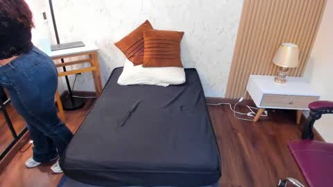 Snapshot of sophiahart_ chatting on 04-21-26, 12:00 Sophia online show from 04-21-26, 12:00
