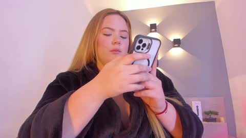 Snapshot of sophiarossee chatting on 01-28-25, 06:17 Sofi online show from 01-28-25, 06:17