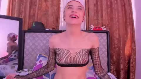 Snapshot of sophie_vega1 chatting on 06-12-26, 06:40 Sophie online show from 06-12-26, 06:40