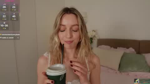 Snapshot of sophiebelll chatting on 06-06-26, 11:26 sophiebelll online show from 06-06-26, 11:26