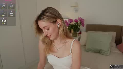 Snapshot of sophiebelll chatting on 06-12-26, 09:19 sophiebelll online show from 06-12-26, 09:19