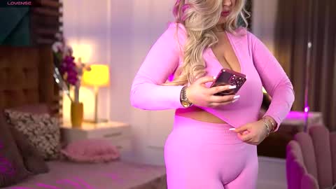 Snapshot of sophieboobsx chatting on 02-28-25, 07:26 Sophie online show from 02-28-25, 07:26