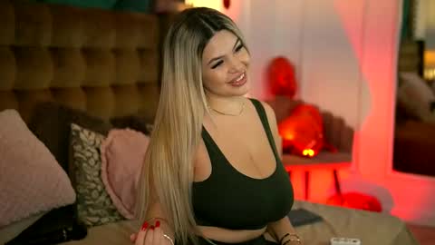 Snapshot of sophieboobsx chatting on 09-23-25, 04:48 Sophie online show from 09-23-25, 04:48