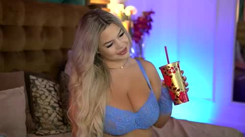 Snapshot of sophieboobsx chatting on 10-02-25, 05:36 Sophie online show from 10-02-25, 05:36