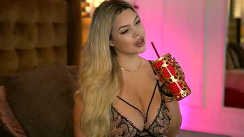 Snapshot of sophieboobsx chatting on 10-29-25, 06:26 Sophie online show from 10-29-25, 06:26