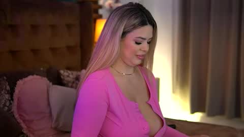 Snapshot of sophieboobsx chatting on 12-03-25, 06:10 Sophie online show from 12-03-25, 06:10