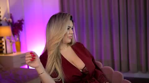 Snapshot of sophieboobsx chatting on 12-15-25, 06:17 Sophie online show from 12-15-25, 06:17