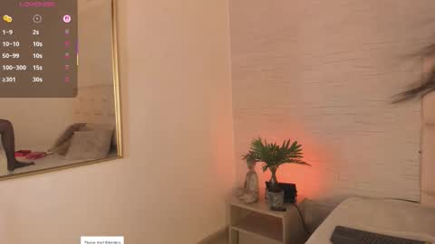 Snapshot of sophiecollins_1 chatting on 10-14-25, 11:44 Sophie online show from 10-14-25, 11:44