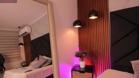 Snapshot of sophiecollins_1 chatting on 10-28-25, 11:47 Sophie online show from 10-28-25, 11:47