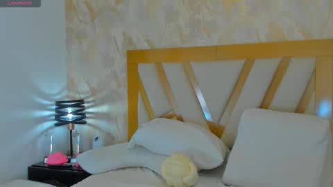 Snapshot of sophiekozlov chatting on 09-18-25, 01:35 Sophie online show from 09-18-25, 01:35