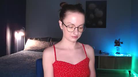 Snapshot of sophieleroux chatting on 12-14-25, 06:45 sophieleroux online show from 12-14-25, 06:45