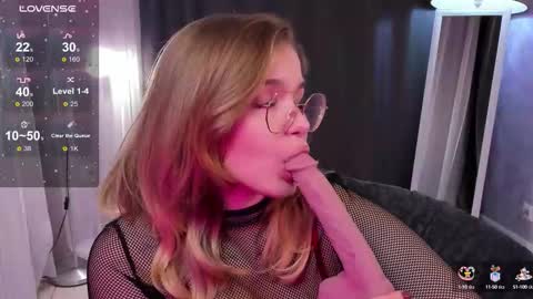 Snapshot of sophiemure chatting on 09-16-25, 03:35 Sophie online show from 09-16-25, 03:35