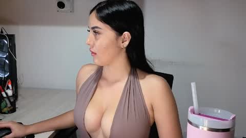 Snapshot of sophiie_blakee chatting on 04-25-26, 12:35 Sophiee online show from 04-25-26, 12:35