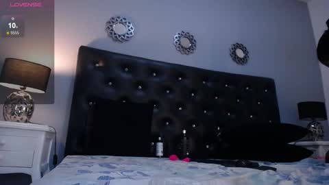 Snapshot of sophisimpson_ chatting on 02-15-25, 06:01 Sophisimpson online show from 02-15-25, 06:01