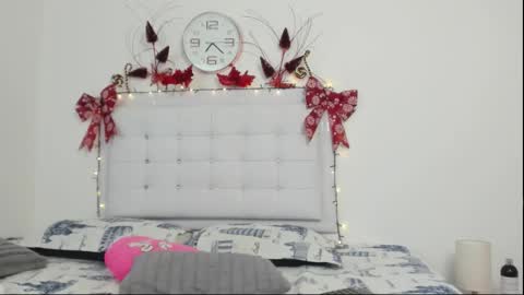 Snapshot of sopphiefox chatting on 12-19-25, 12:17 Sofia online show from 12-19-25, 12:17