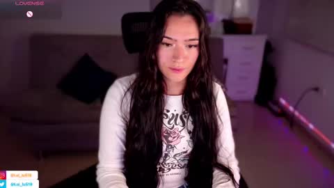 Snapshot of soyabby_ chatting on 02-27-25, 01:27 Luisa online show from 02-27-25, 01:27