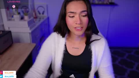 Snapshot of soyabby_ chatting on 11-23-25, 10:09 Luisa online show from 11-23-25, 10:09