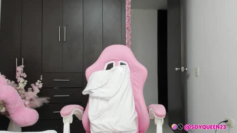 SoyQueen online show from 12-20-25, 04:30