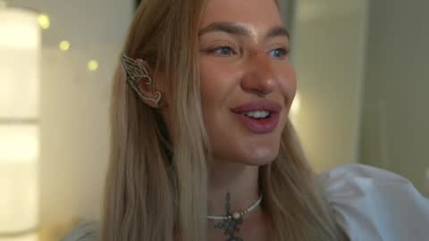 Snapshot of sparks__daisy chatting on 12-03-24, 03:44 DAISY online show from 12-03-24, 03:44