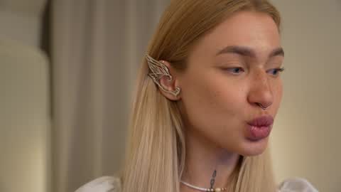 Snapshot of sparks__daisy chatting on 12-08-24, 02:52 DAISY online show from 12-08-24, 02:52