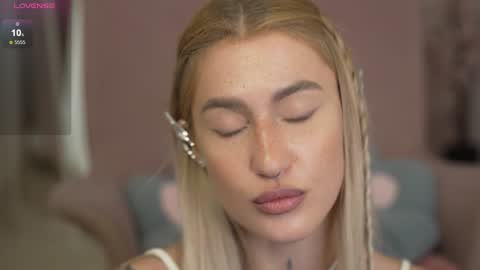 Snapshot of sparks__daisy chatting on 12-17-24, 03:17 DAISY online show from 12-17-24, 03:17