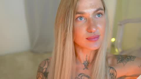 Snapshot of sparks__daisy chatting on 12-21-24, 04:14 DAISY online show from 12-21-24, 04:14