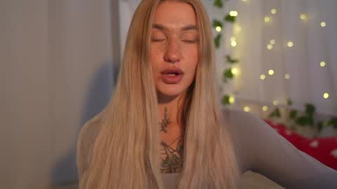 Snapshot of sparks__daisy chatting on 01-04-25, 03:28 DAISY online show from 01-04-25, 03:28