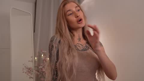 Snapshot of sparks__daisy chatting on 02-01-25, 03:28 DAISY online show from 02-01-25, 03:28