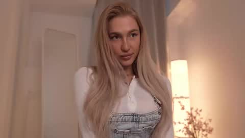 Snapshot of sparks__daisy chatting on 02-18-25, 02:16 DAISY online show from 02-18-25, 02:16