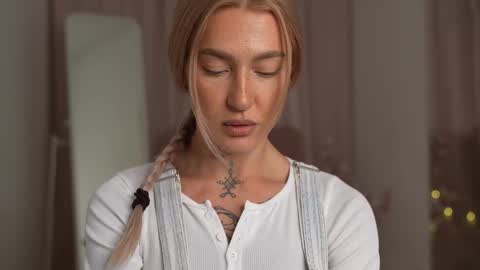 Snapshot of sparks__daisy chatting on 02-24-25, 03:31 DAISY online show from 02-24-25, 03:31