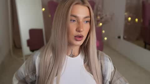 Snapshot of sparks__daisy chatting on 03-11-25, 04:40 DAISY online show from 03-11-25, 04:40