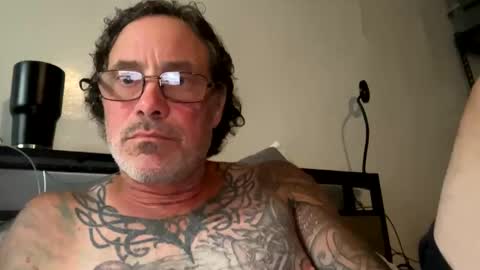Snapshot of specter1972 chatting on 11-18-25, 01:00 specter1972 online show from 11-18-25, 01:00