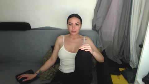Snapshot of spicemint chatting on 03-19-26, 02:43 Carla online show from 03-19-26, 02:43