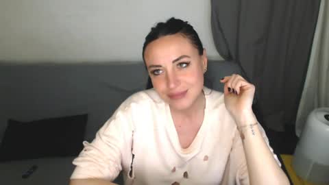 Snapshot of spicemint chatting on 04-15-26, 07:58 Carla online show from 04-15-26, 07:58