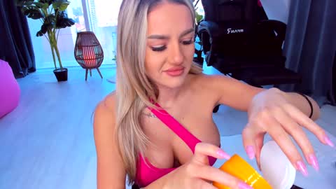 Snapshot of spoilm3mor3 chatting on 01-12-25, 11:50 Anna online show from 01-12-25, 11:50