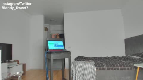 Snapshot of squirt_blondy chatting on 01-23-25, 03:01 Caila online show from 01-23-25, 03:01