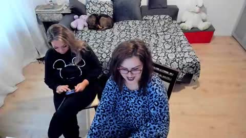 Snapshot of squirt_kimmm chatting on 10-03-25, 11:51 Kim online show from 10-03-25, 11:51