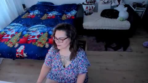 Snapshot of squirt_kimmm chatting on 12-04-25, 02:04 Kim online show from 12-04-25, 02:04